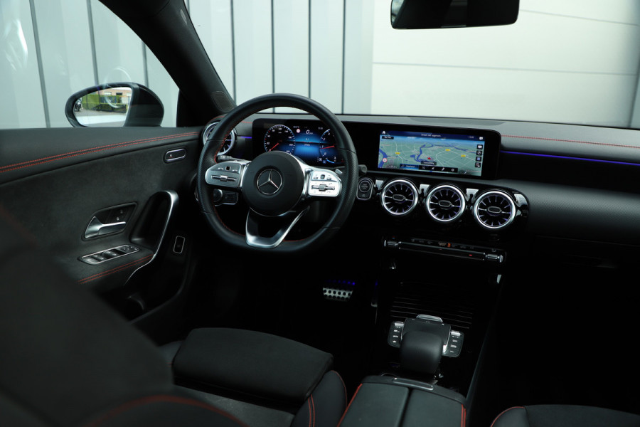Mercedes-Benz CLA-Klasse 200 AMG Aut7 Sfeerverlichting Panoramadak Stoelverw. 19" Led 2022.