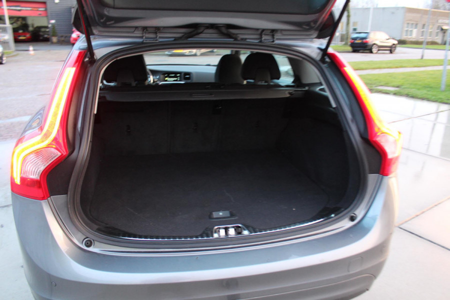 Volvo V60 2.0 D3 Nordic+ .. nl auto NAP h, leder*clima *led*hill hold dealer onderhouden * isofix* lm* trekhaak*