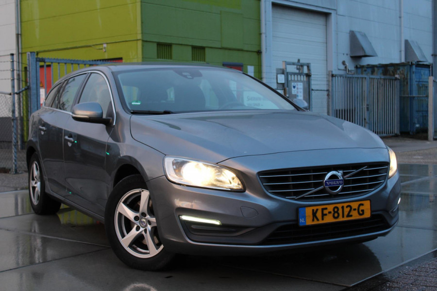 Volvo V60 2.0 D3 Nordic+ .. nl auto NAP h, leder*clima *led*hill hold dealer onderhouden * isofix* lm* trekhaak*