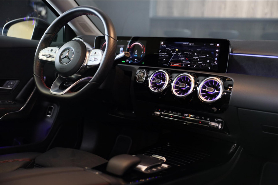 Mercedes-Benz A-Klasse 250 e AMG Line Sedan / ACC / Lane Assist / 360 Camera / Dode Hoek / Sfeerverlichting / Open Panoramadak