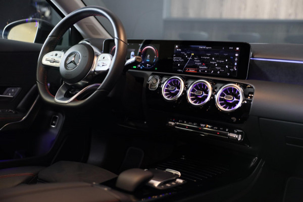 Mercedes-Benz A-Klasse 250 e AMG Line Sedan / ACC / Lane Assist / 360 Camera / Dode Hoek / Sfeerverlichting / Open Panoramadak