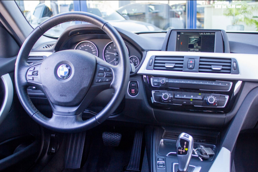 BMW 3 Serie Touring 320i Automaat | Prijs rijklaar incl. 12 mnd garantie | Trekhaak Carplay Elek. achterklep