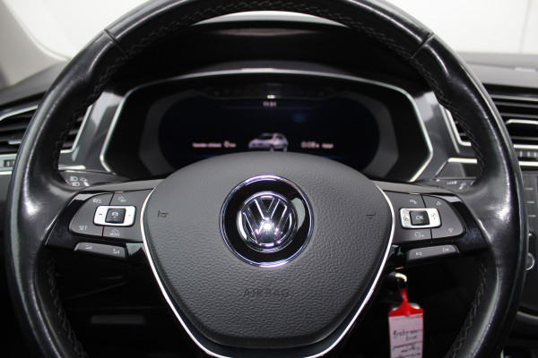 Volkswagen Tiguan 1.4-150pk TSI Highline AUTOMAAT ! Keurig, goed onderhouden VW Tiguan, trekgewicht 1.800kg ! Volautm. airco dual, adaptive cruise cntrl, LM wielen, navigatie, telefoonvoorb., 'Dynaudio' soundsystem, trekhaak afneembaar, lane assist, alcantara interieur, metallic lak, LED verlichting