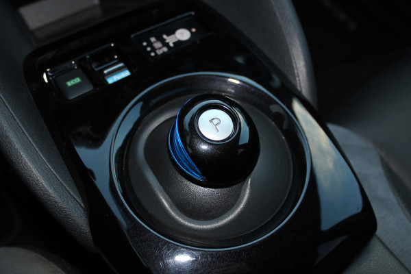 Nissan Leaf Tekna 40 kWh / 150pk, volledig ELEKTRISCH ! € 2000,- subsidie mogelijk, zeer luxe uitvoering! Volautm. airco, LM wielen, camera rondom, Bose soundsystem, metallic lak, navigatie, lederen interieur,  stoelen+achterbank verwarmd, telefoon voorbereiding etc.