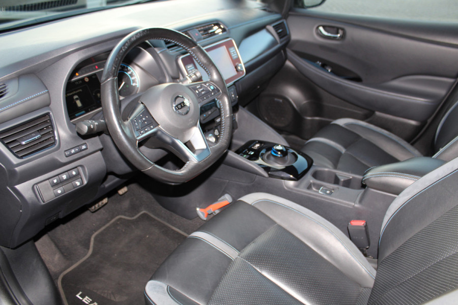 Nissan Leaf Tekna 40 kWh / 150pk, volledig ELEKTRISCH ! € 2000,- subsidie mogelijk, zeer luxe uitvoering! Volautm. airco, LM wielen, camera rondom, Bose soundsystem, metallic lak, navigatie, lederen interieur,  stoelen+achterbank verwarmd, telefoon voorbereiding etc.