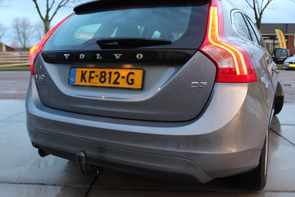 Volvo V60 2.0 D3 Nordic+ .. nl auto NAP h, leder*clima *led*hill hold dealer onderhouden * isofix* lm* trekhaak*