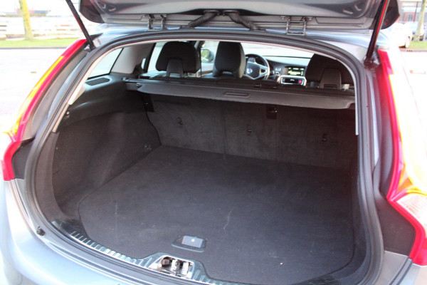 Volvo V60 2.0 D3 Nordic+ .. nl auto NAP h, leder*clima *led*hill hold dealer onderhouden * isofix* lm* trekhaak*