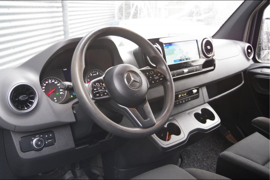 Mercedes-Benz Sprinter 319 3.0 CDI V6 L2H2 AUT. 2X SCHUIFDEUR, LED, MBUX 10'', 3.5T TREKHAAK, CAMERA, NAVI, CRUISE, CLIMA, PARKEERSENSOREN, NL AUTO, NA