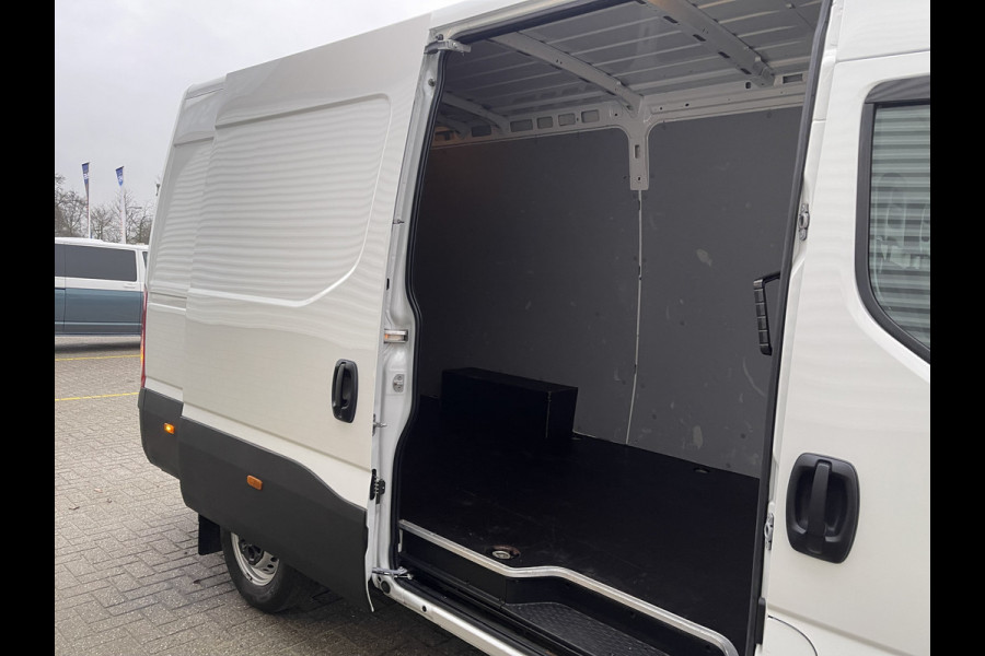 Iveco Daily 35S14V 2.3 automaat L2H2 / vaste prijs rijklaar € 27.950 ex btw / lease vanaf € 500 / cruise en climate control / mag 3500 kg trekken / standkachel / pdc achter !