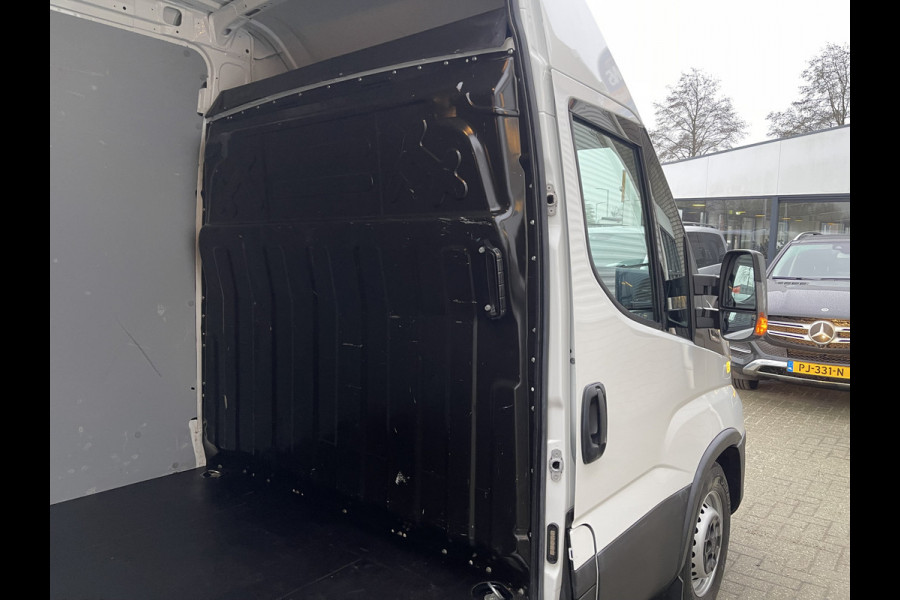 Iveco Daily 35S14V 2.3 automaat L2H2 / vaste prijs rijklaar € 27.950 ex btw / lease vanaf € 500 / cruise en climate control / mag 3500 kg trekken / standkachel / pdc achter !