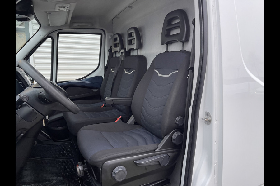 Iveco Daily 35S14V 2.3 automaat L2H2 / vaste prijs rijklaar € 27.950 ex btw / lease vanaf € 500 / cruise en climate control / mag 3500 kg trekken / standkachel / pdc achter !