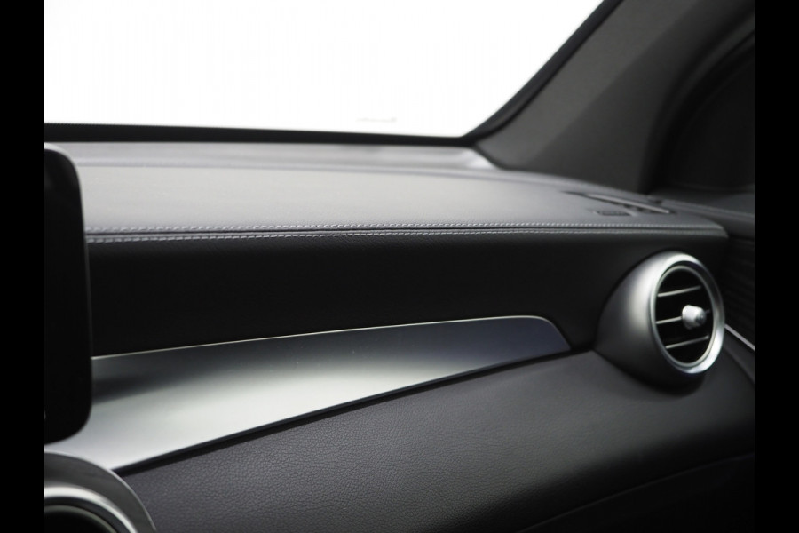 Mercedes-Benz GLC 300e 4MATIC AMG Premium Plus | Treeplanken | Panoramadak | Luchtvering | Burmester | Virtual | 360