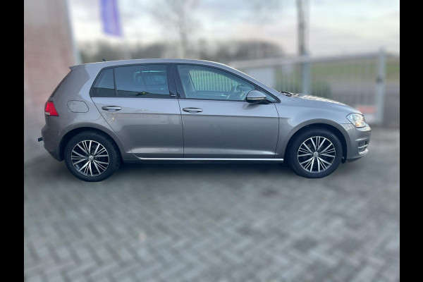 Volkswagen Golf 1.2 TSI Trendline met comfortpakket / AFNEEMBARE TREKHAAK / CARPLAY / PDC / CRUISE CONTROL / 4-SEIZ. BANDEN / ECC