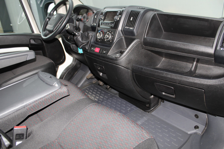 Peugeot Boxer 330 2.2-120pk BlueHDi gesloten bestelwagen L1H1 Premium. Airco, cruise cntrl, navigatie, telefoonvoorb., camera, elektr. spiegels en elektr. ramen, 3-zits, laadruimte betimmerd, trekhaak.