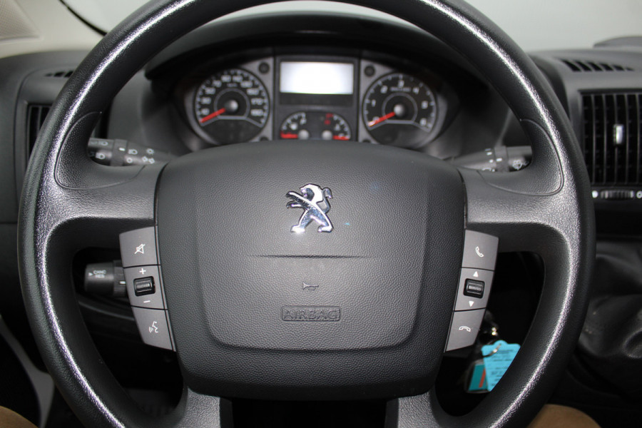 Peugeot Boxer 330 2.2-120pk BlueHDi gesloten bestelwagen L1H1 Premium. Airco, cruise cntrl, navigatie, telefoonvoorb., camera, elektr. spiegels en elektr. ramen, 3-zits, laadruimte betimmerd, trekhaak.