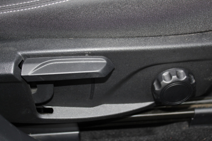 Ford Focus 1.0-125pk EcoBoost Titanium. Volautm. airco dual, adaptive cruise cntrl, trekhaak, head-up display, parkeersensoren v+a, dodehoek assistent,  stuur-, stoel- en voorraam verwarming. Net binnen, auto moet nog gepoetst. Uitgebreidere fotoreportage volgt.