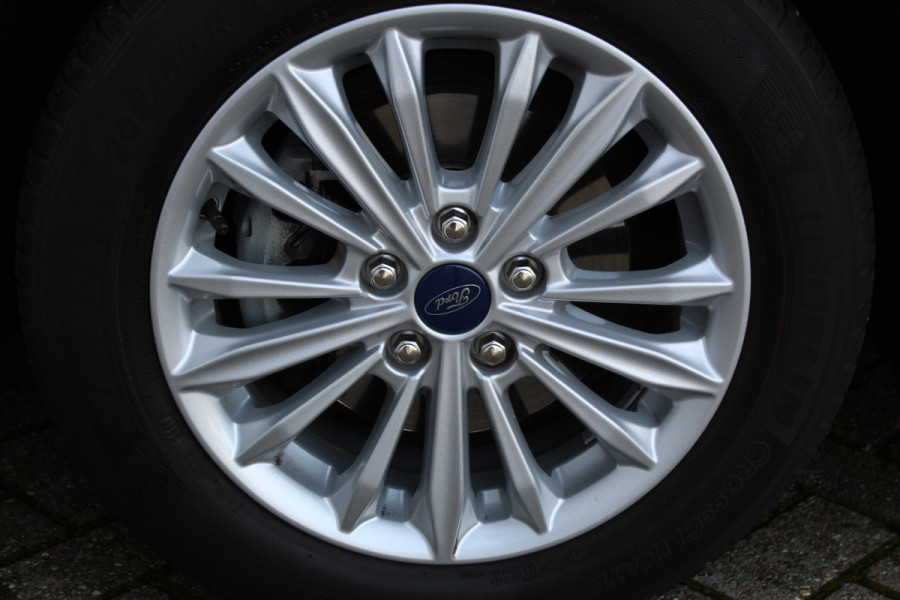Ford Focus 1.0-125pk EcoBoost Titanium. Volautm. airco dual, adaptive cruise cntrl, trekhaak, head-up display, parkeersensoren v+a, dodehoek assistent,  stuur-, stoel- en voorraam verwarming. Net binnen, auto moet nog gepoetst. Uitgebreidere fotoreportage volgt.
