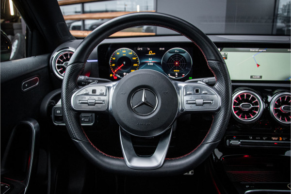 Mercedes-Benz A-Klasse A180 Business Solution AMG - Incl. BTW l Panorama l Sfeerverlichting l Dealer o.h