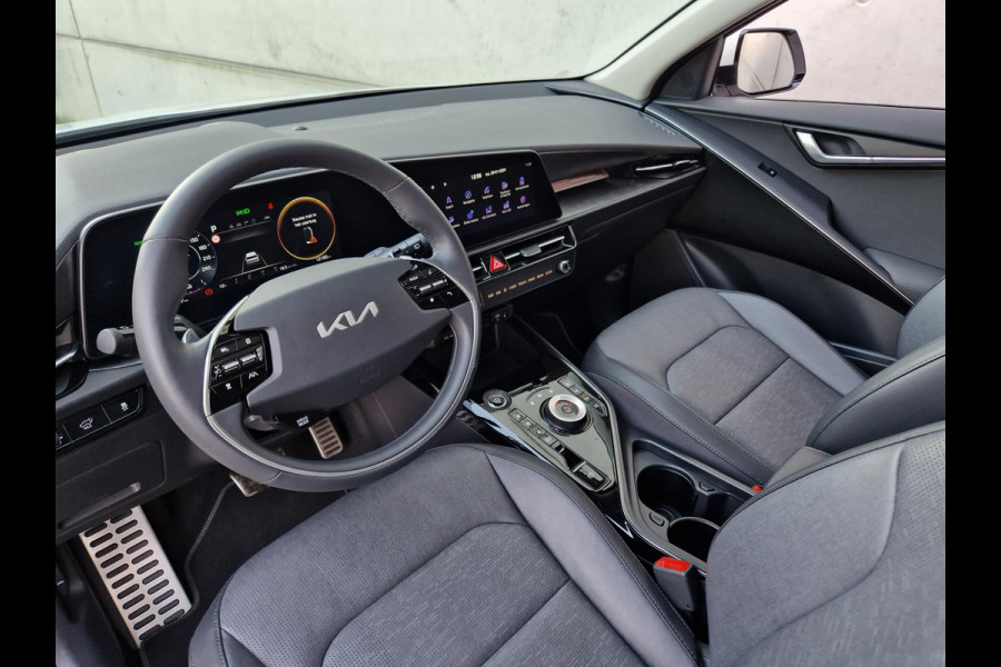 Kia Niro EV ExecutiveLine 64.8 kWh Automaat | Schuif-/Kanteldak | Leder | Harman/Kardon | Camera | Navi | Stoelverwarming/-ventilatie | Clima | Key-Less | 17” Velgen | PDC | Cruise | LED |