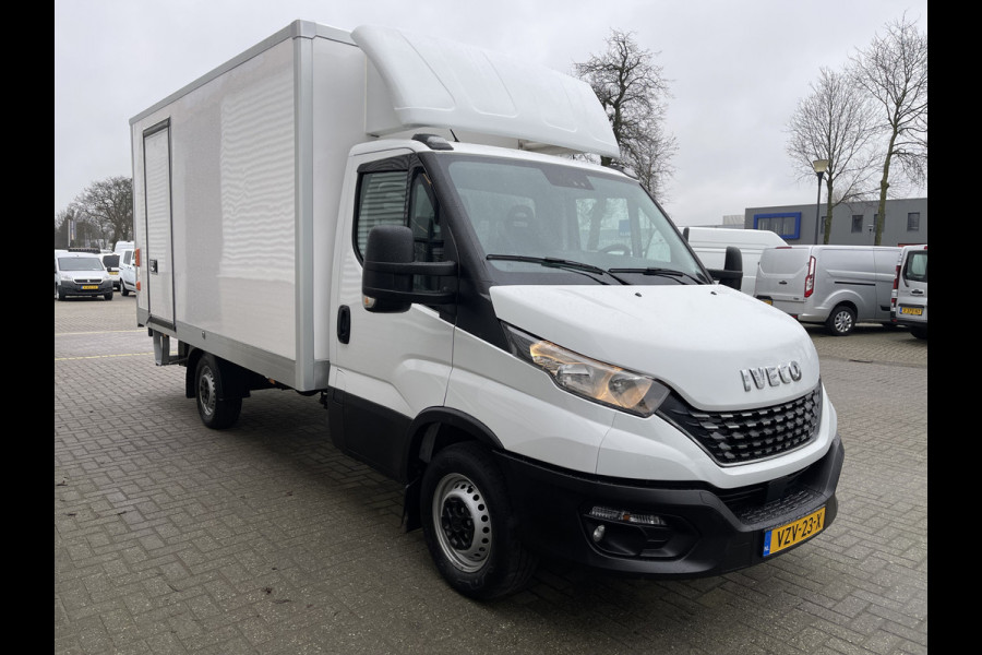 Iveco Daily 35S14H 2.3 automaat / bakwagen met laadklep / L 410 cm x B 210 cm x H 200 cm / rijklaar € 30.950 ex btw / lease vanaf € 554 / cruise en climate control / chauffeurs pakket !