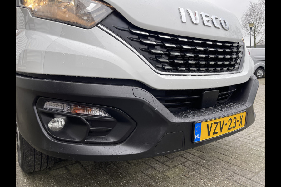 Iveco Daily 35S14H 2.3 automaat / bakwagen met laadklep / L 410 cm x B 210 cm x H 200 cm / rijklaar € 30.950 ex btw / lease vanaf € 554 / cruise en climate control / chauffeurs pakket !