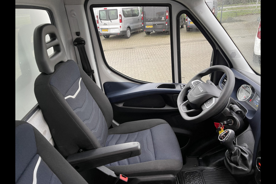 Iveco Daily 35S14H 2.3 automaat / bakwagen met laadklep / L 410 cm x B 210 cm x H 200 cm / rijklaar € 30.950 ex btw / lease vanaf € 554 / cruise en climate control / chauffeurs pakket !