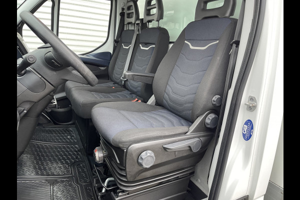 Iveco Daily 35S14H 2.3 automaat / bakwagen met laadklep / L 410 cm x B 210 cm x H 200 cm / rijklaar € 30.950 ex btw / lease vanaf € 554 / cruise en climate control / chauffeurs pakket !