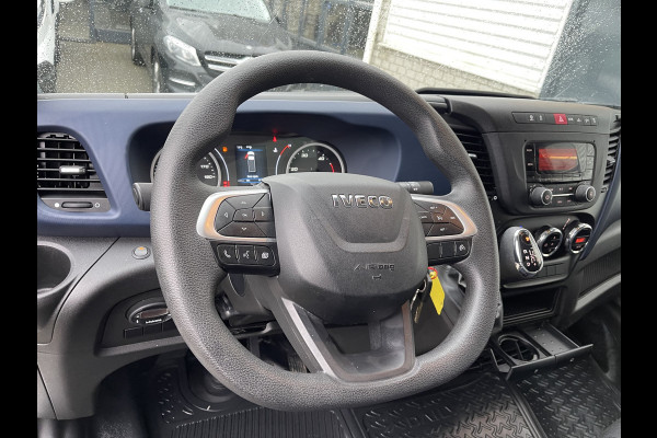 Iveco Daily 35S14H 2.3 automaat / bakwagen met laadklep / L 410 cm x B 210 cm x H 200 cm / rijklaar € 30.950 ex btw / lease vanaf € 554 / cruise en climate control / chauffeurs pakket !