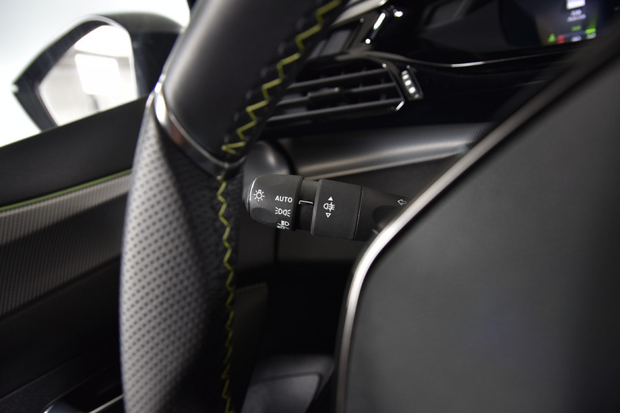 Peugeot 308 SW 1.2 PureTech 130 PK GT - Automaat | S/K- dak | 3D Dig. Cockpit | Adapt. Cruise | Stoelverwarming | Camera | PDC | NAV + App Connect | ECC | LM 18'' |