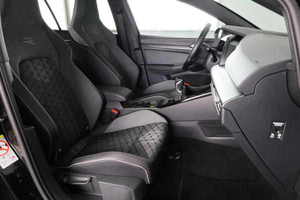 Volkswagen GOLF Variant R-Line Business + 1.5 96 kW / 130 pk TSI Variant 6 Verlengde garantie | Trekhaak | Panoramadak | Navigatie | Achteruitrijcamera | Parkeersensoren (Park assist) | Stoelverwarming