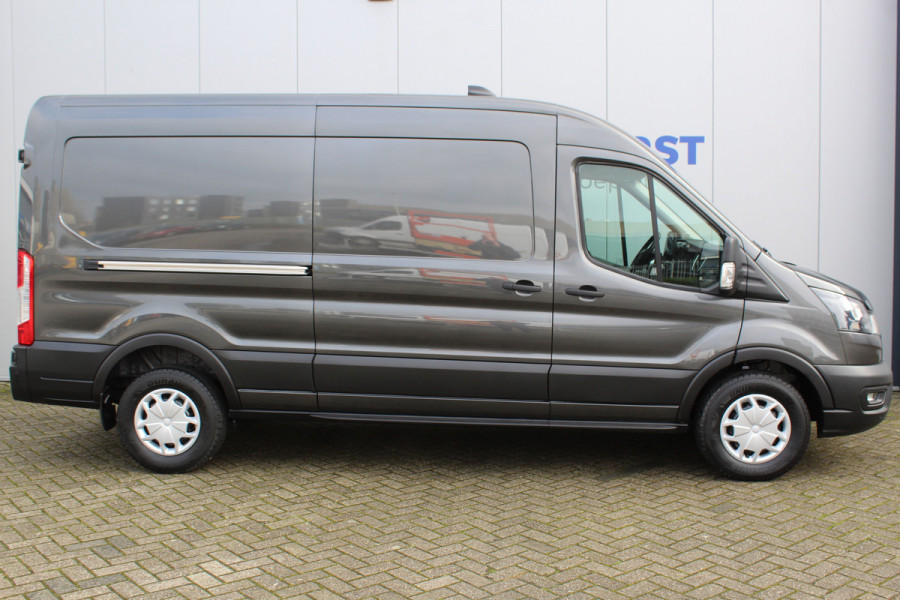 Ford Transit 350 2.0-170pk TDCI L3H2 Trend AUTOMAAT ! Net ingereden, uit voorraad leverbaar ! Volautm. airco, metallic lak, lane- en side assist, adaptive cruise, navigatie by Apple carplay/Android auto cntrl, bijrijdersbank, USB aansluiting etc.