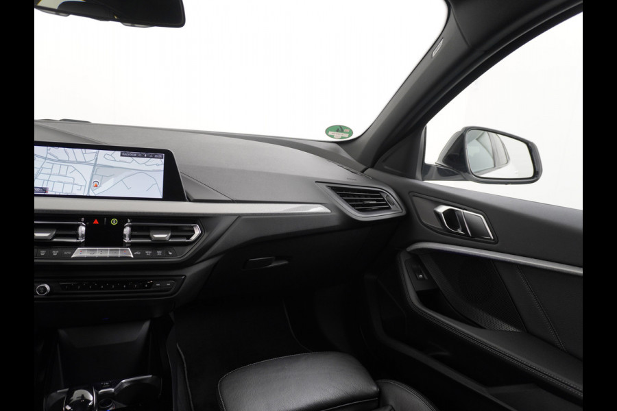 BMW 1-serie 118i T140pk Autom. Sfeerverl Virtual-Cockpit Gr-Navi Apple-Carplay Leder Trekhaak Android PDC-A+Voor LM Mirror-Screen Keyless Wi Executive Edition Sport 7-Bak  Orig.NLse auto !  EURO6