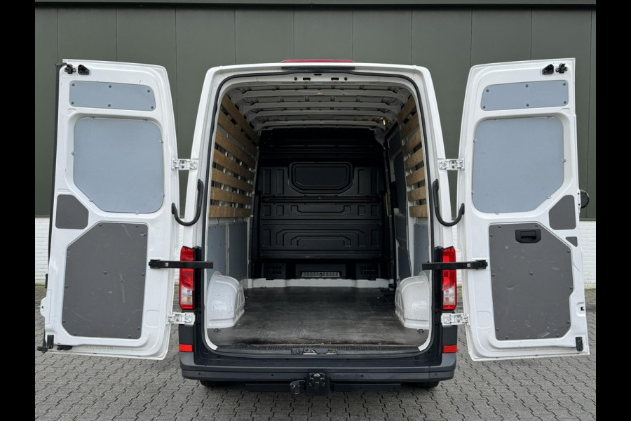 Volkswagen Crafter 30 2.0 TDI L3H3 Highline Carplay DAB Cruise Verwarmde voorruit Trekhaak Lat om Lat