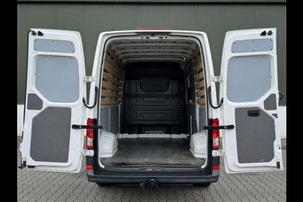 Volkswagen Crafter 30 2.0 TDI L3H3 Highline Carplay DAB Cruise Verwarmde voorruit Trekhaak Lat om Lat