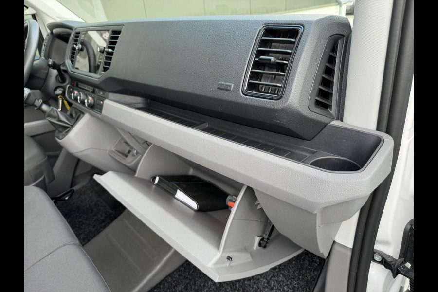 Volkswagen Crafter 30 2.0 TDI L3H3 Highline Carplay DAB Cruise Verwarmde voorruit Trekhaak Lat om Lat