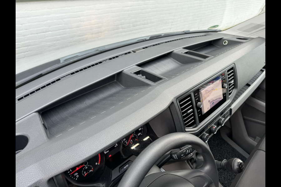 Volkswagen Crafter 30 2.0 TDI L3H3 Highline Carplay DAB Cruise Verwarmde voorruit Trekhaak Lat om Lat