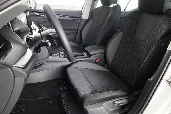 Škoda Octavia HB Ambition 1.0 110 pk TSI e-TEC Hatchback DSG | Parkeersensoren voor en achter | Verwarmbare voorstoelen
