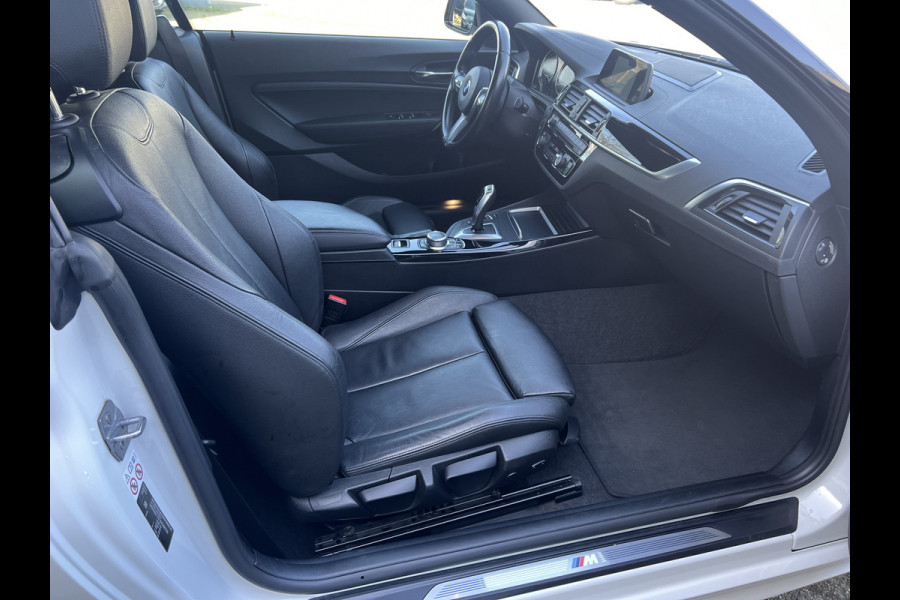 BMW 2 Serie Cabrio 218i High Executive M Sport Pakket, Leder, 18"LMV, Navigatie, Windscherm . Een proefrit levert het bewijs. Neem contact op en we maken een afspraak!