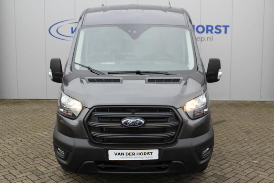 Ford Transit 350 2.0 TDCI L3H2 Trend 130pk Trend. Net ingereden, uit voorraad leverbaar ! Volautm. airco, metallic lak, lane- en side assist, adaptive cruise cntrl, navigatie by Apple carplay/Android auto cntrl, bijrijdersbank, USB aansluiting etc.