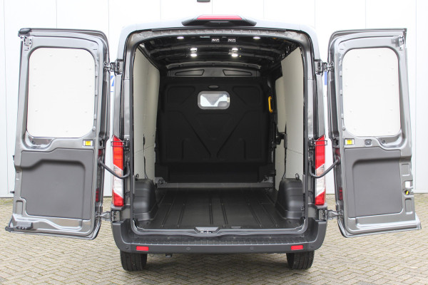 Ford Transit 350 2.0 TDCI L3H2 Trend 130pk Trend. Net ingereden, uit voorraad leverbaar ! Volautm. airco, metallic lak, lane- en side assist, adaptive cruise cntrl, navigatie by Apple carplay/Android auto cntrl, bijrijdersbank, USB aansluiting etc.