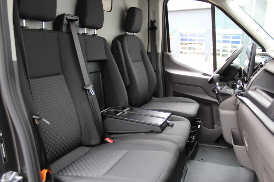 Ford Transit 350 2.0 TDCI L3H2 Trend 130pk Trend. Net ingereden, uit voorraad leverbaar ! Volautm. airco, metallic lak, lane- en side assist, adaptive cruise cntrl, navigatie by Apple carplay/Android auto cntrl, bijrijdersbank, USB aansluiting etc.