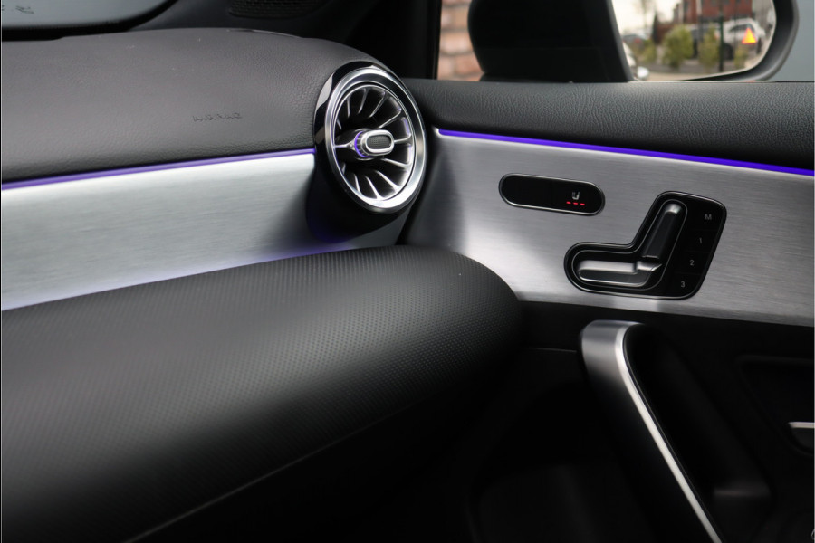 Mercedes-Benz A-Klasse 250 e Premium+ AMG Line Aut8 | Panoramadak | Memorypakket | Keyless Go | Camera | Augmented Reality | Dodehoekassistent | Widescreen | Nightpakket | Multibeam LED |