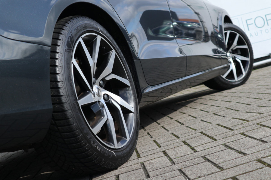 Volvo V60 2.0 T4 Momentum Pro NL AUTO ! STOELVERW | STUURWIEL VERW | CARPLAY | TREKHAAK | PANO |