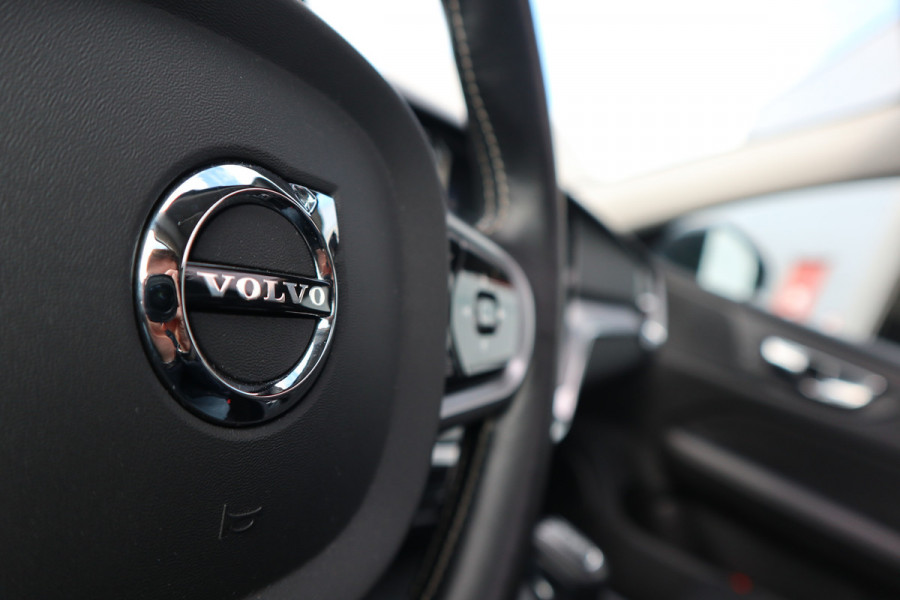 Volvo V60 2.0 T4 Momentum Pro NL AUTO ! STOELVERW | STUURWIEL VERW | CARPLAY | TREKHAAK | PANO |