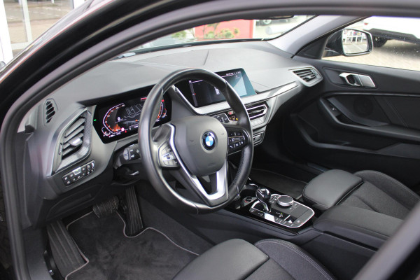 BMW 1-serie 118i 140PK AUTOMAAT EXECUTIVE | NAVIGATIE | LED KOPLAMPEN | KEYLESS ENTRY | CLIMA CONTROL | LICHTMETALEN VELGEN 17" | PARKEERSENSOREN VOOR EN ACHTER | COMFORT STOELEN | APPLE CARPLAY/ANDROID AUTO | DIGITALE COCKPIT |