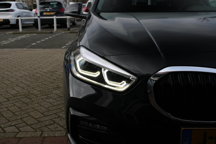 BMW 1-serie 118i 140PK AUTOMAAT EXECUTIVE | NAVIGATIE | LED KOPLAMPEN | KEYLESS ENTRY | CLIMA CONTROL | LICHTMETALEN VELGEN 17" | PARKEERSENSOREN VOOR EN ACHTER | COMFORT STOELEN | APPLE CARPLAY/ANDROID AUTO | DIGITALE COCKPIT |