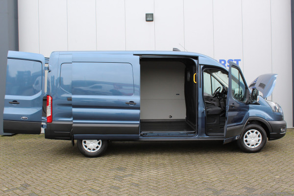 Ford Transit 350 2.0-170pk TDCI L3H2 Trend. AUTOMAAT ! Net ingereden, uit voorraad leverbaar ! Volautm. airco, metallic lak, lane- en side assist, adaptive cruise, navigatie by Apple carplay/Android auto cntrl, bijrijdersbank, USB aansluiting etc.