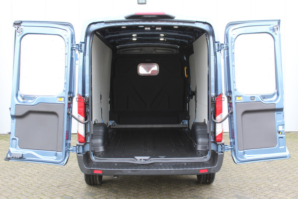 Ford Transit 350 2.0-170pk TDCI L3H2 Trend. AUTOMAAT ! Net ingereden, uit voorraad leverbaar ! Volautm. airco, metallic lak, lane- en side assist, adaptive cruise, navigatie by Apple carplay/Android auto cntrl, bijrijdersbank, USB aansluiting etc.