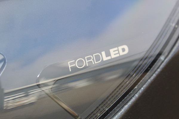 Ford Transit Custom 320 2.0-136pk TDCI L2H1 Limited. NIEUW MODEL ! Overtuig u van de rijkwaliteiten van dit nieuwe model Ford Transit Custom ! Volautm. airco, metallic lak, LM wielen, 3-zits, stoel-, spiegel- en voorraamverw., navigatie, telefoonvoorb., Apple Carplay/Android auto etc.