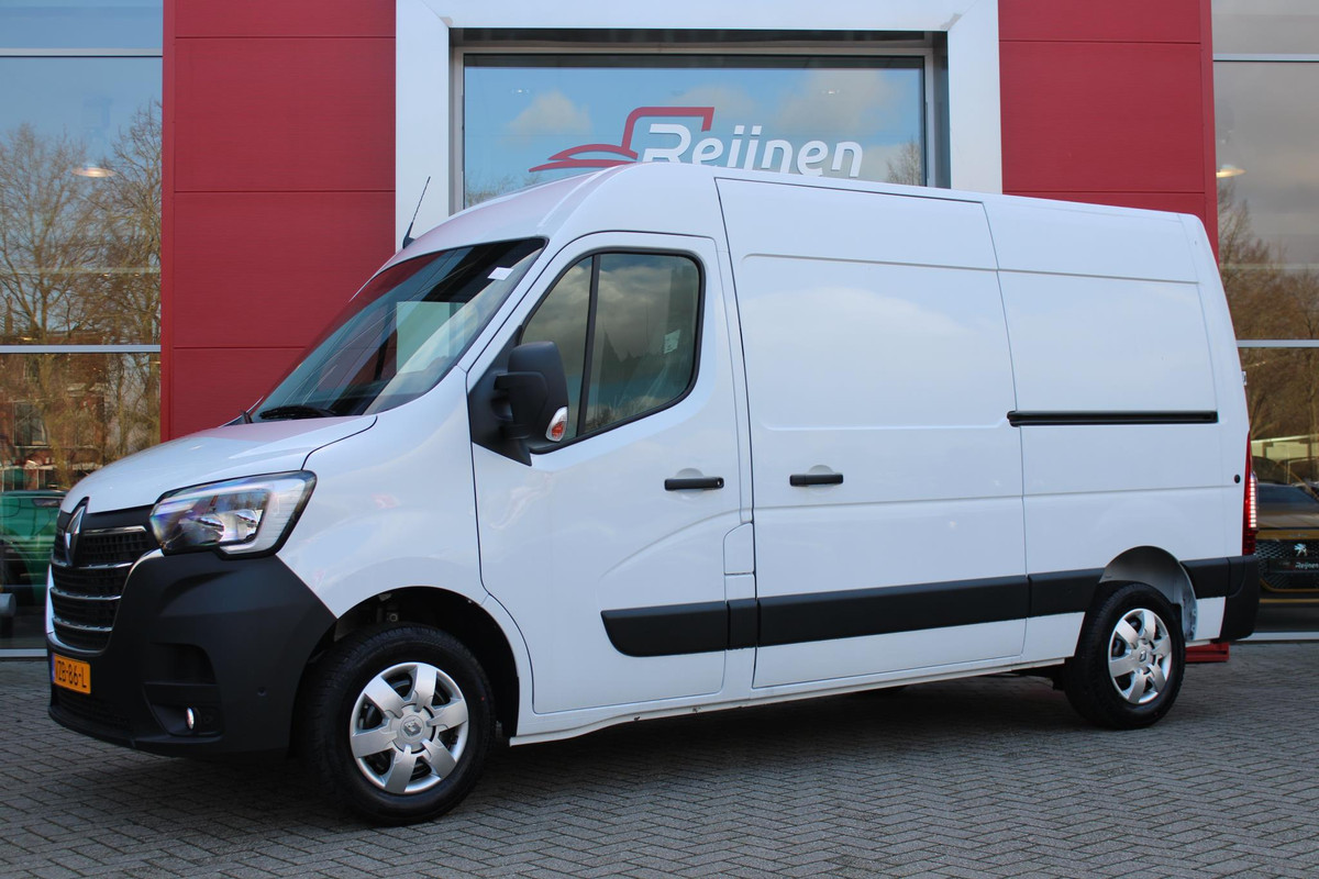 Renault Master T33 2.3 dCi 135PK L2H2 WORK EDITION 3-ZITS | LINKER ZIJSCHUIFDEUR | TREKHAAK | NAVIGATIE | ACHTERUITRIJ CAMERA | PARKEER SENSOREN VOOR / ACHTER | AIRCO | CRUISE CONTROL | MISTLAMPEN VOOR | DODEHOEKDETECTIE | ALL SEASONBANDEN |